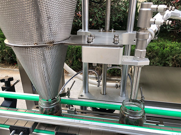 香椿醬料灌裝生產(chǎn)線那種灌裝方式的好(圖1)