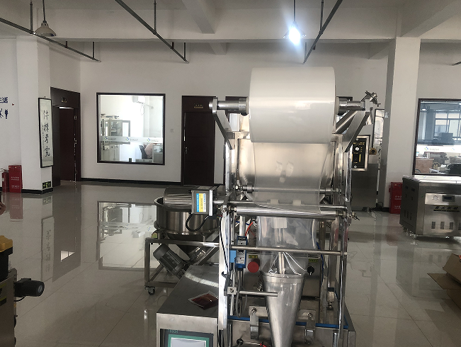 辣椒油食品包裝機(jī)-全自動辣椒油生產(chǎn)線設(shè)備人性化服務(wù)(圖1)